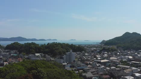 la ciudad de wakayama y la bahía de osaka, tiro aéreo de establecimiento 4k