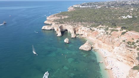 barco de vela amarrado y yate de lujo en la bahía del mar mediterráneo, vista aérea de 4k