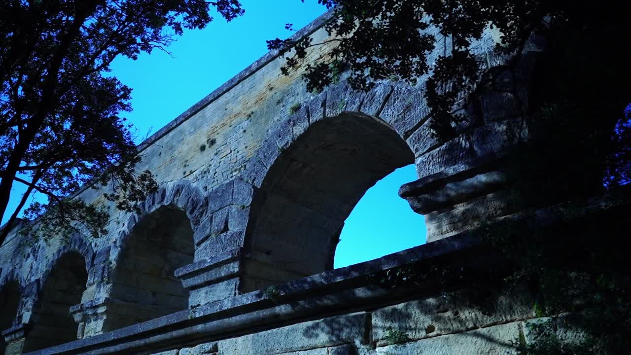 푸트 듀 가드 (pont du gard) 의 아치 는 자연 사이 에 있는 역사적 인 로마 수로 이다.