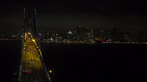 Hermosa-Vista-En-El-Lapso-De-Tiempo-De-San-Francisco-Desde-Arriba-Del-Puente-De-La-Bahía-En-La-Noche