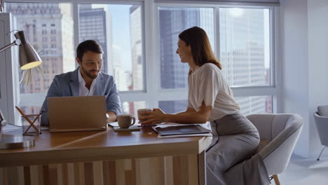 profesionales de negocios que trabajan en una oficina moderna
