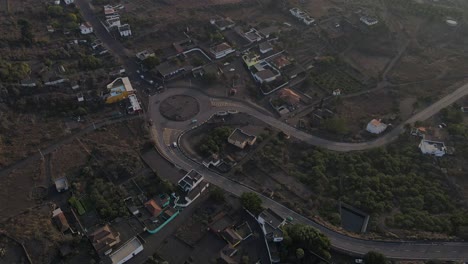 Kreisverkehr-In-Einem-Mit-Vulkanasche-Bedeckten-Dorf-Auf-Der-Insel-La-Palma