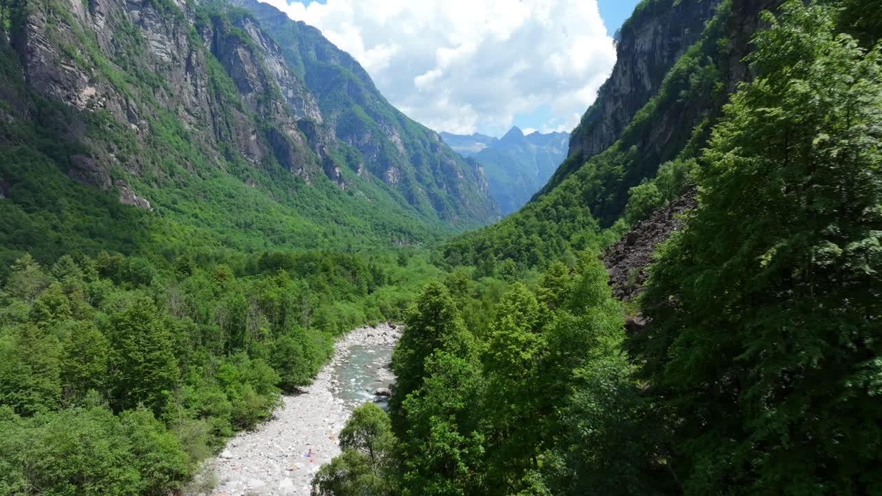 vista aérea del majestuoso valle boscoso de foroglio en suiza