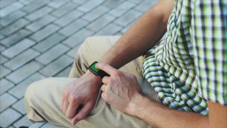 hombre con reloj inteligente al aire libre