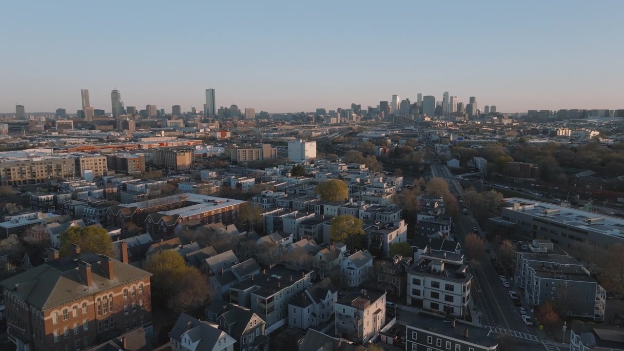 Luftaufnahme von Boston bei Sonnenaufgang. Aufgenommen an einem Frühlingsmorgen.