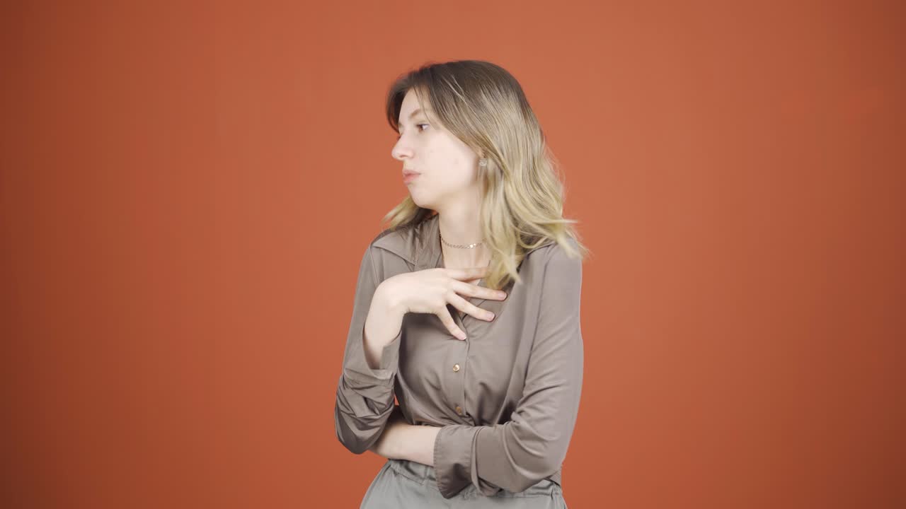 자만심 많은 오만한 젊은 여자.