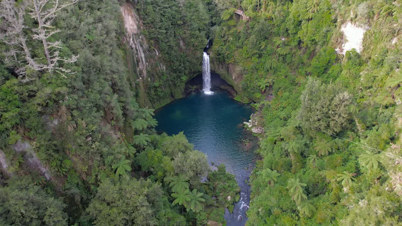 montañas rocosas escarpadas con cascadas de las cataratas de omanawa cerca de tauranga en la isla norte de nueva zelanda
