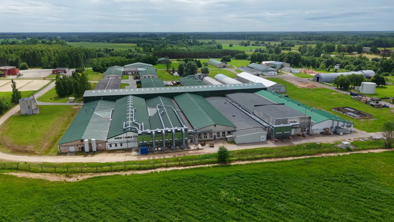 Rápida rotación a la izquierda revela instalaciones de fabricación de muebles, Malpils, verano