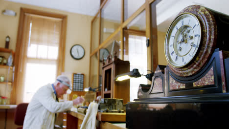 Relojero-Reparando-Un-Reloj