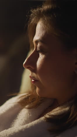 mujer deprimida por pensamientos tristes descansando sola en una habitación de hotel. pensamiento negativo y fase depresiva en la edad adulta. problemas mentales después de un divorcio difícil