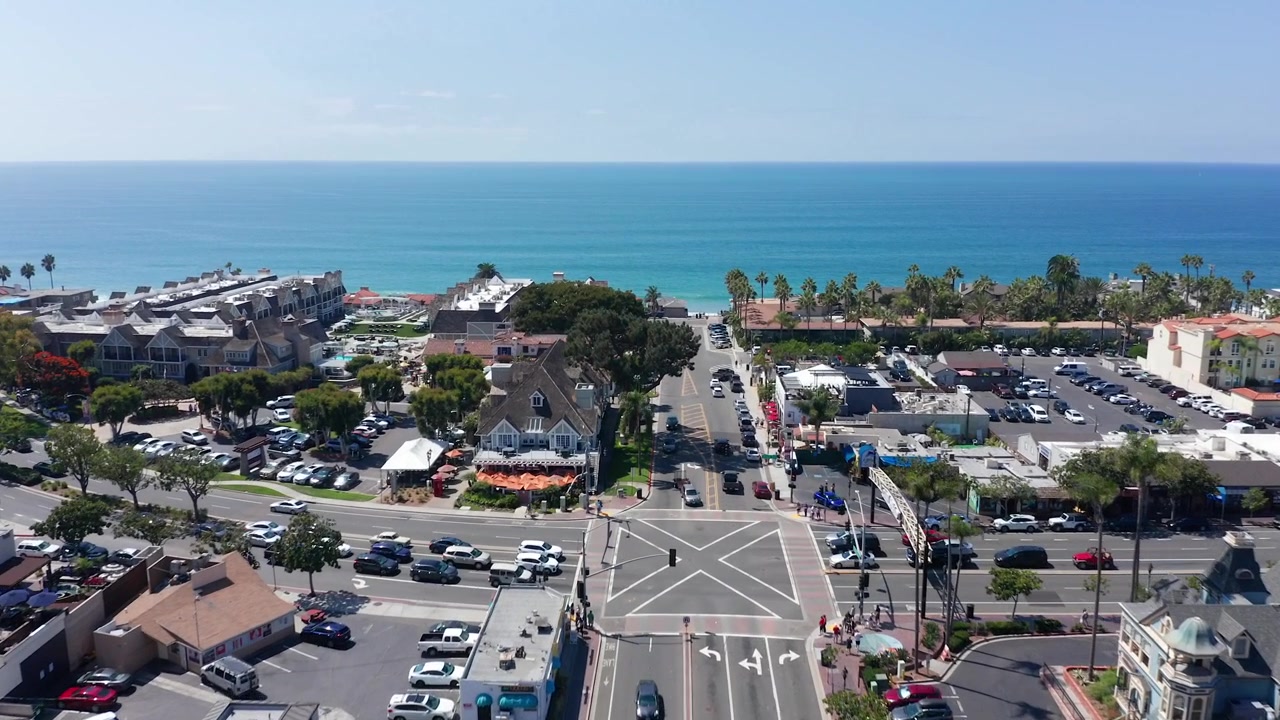 Droneoptagelse, der flyver over kystbyen Carlsbad i Californien, USA.