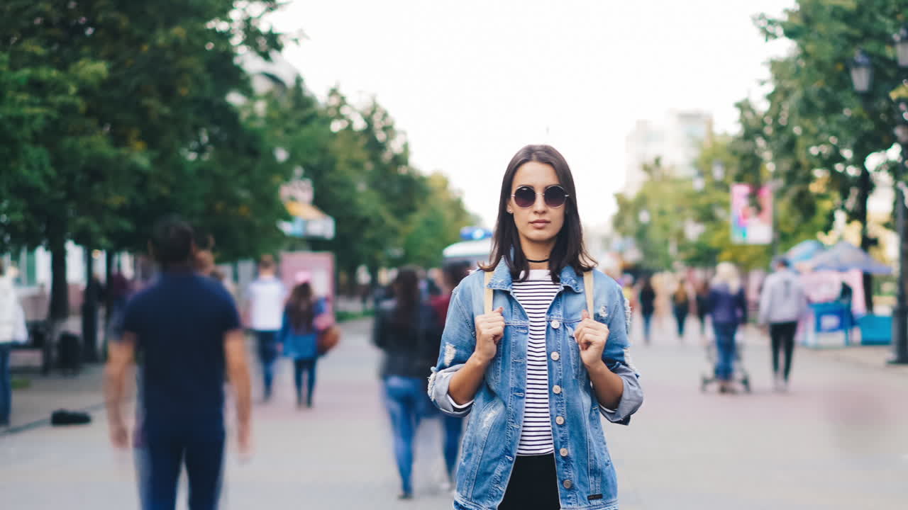 joven caminando por la calle de la ciudad