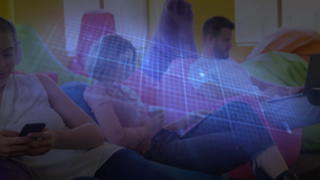 크리에이티브 사무실에서 기술을 사용하는 다양한 비즈니스 사람들에 대한 이소 전기 라인의 애니메이션