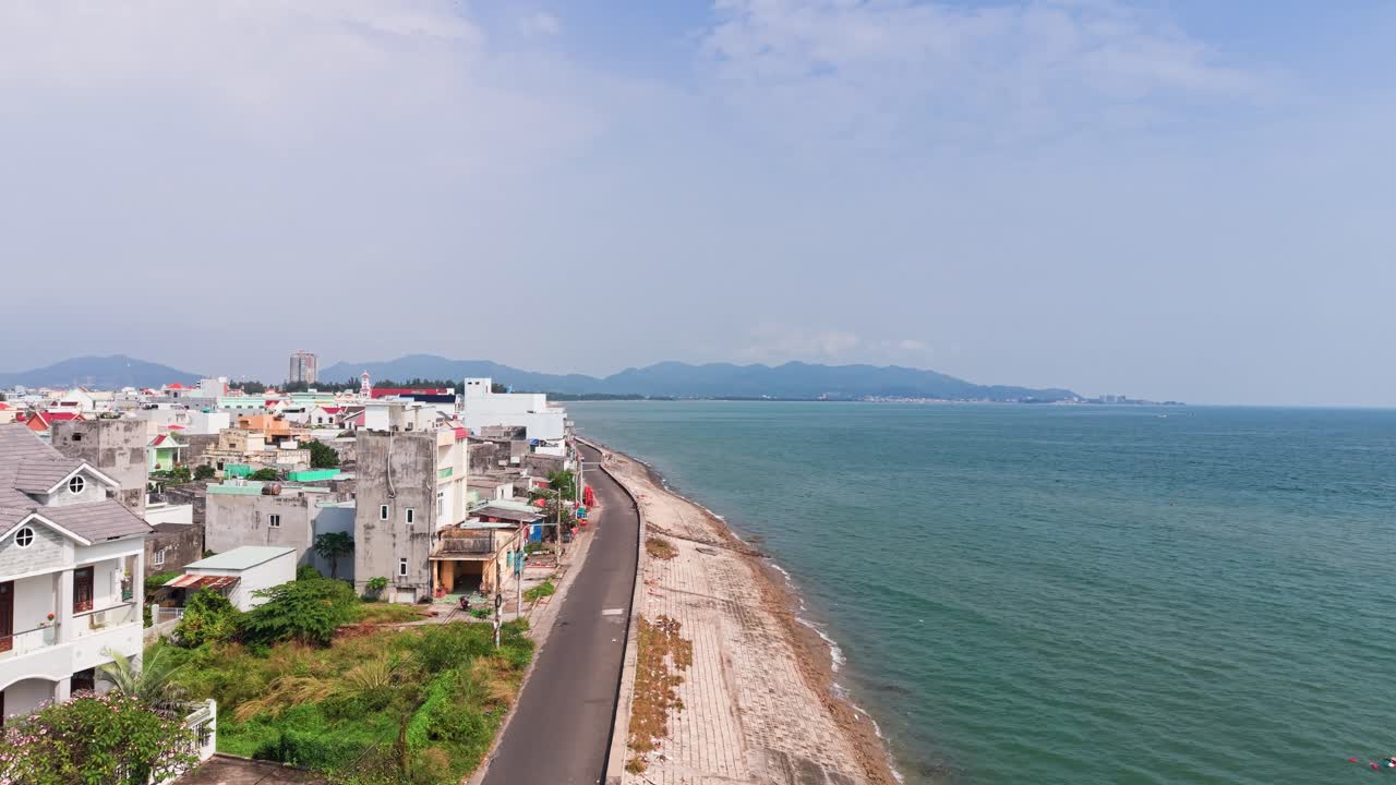 Cảnh quay trên không cần cẩu của bờ biển ở làng chài
