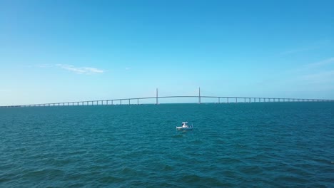 4k-Luftvideo-Eines-Fischerbootes-In-Der-Nähe-Der-Sunshine-Skyway-Bridge