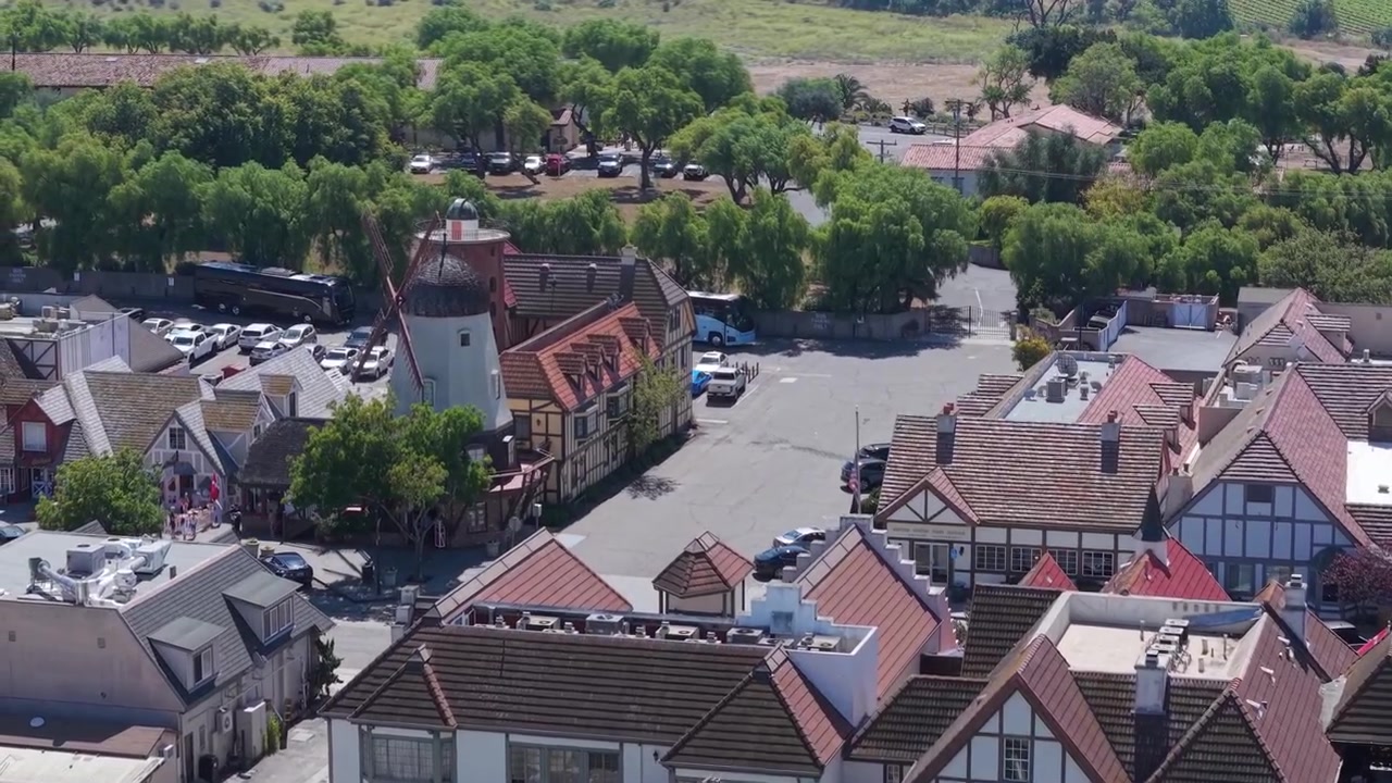 Luchtfoto met drone van het Solvang Shakespeare Theater in Californië, een Deens stadje