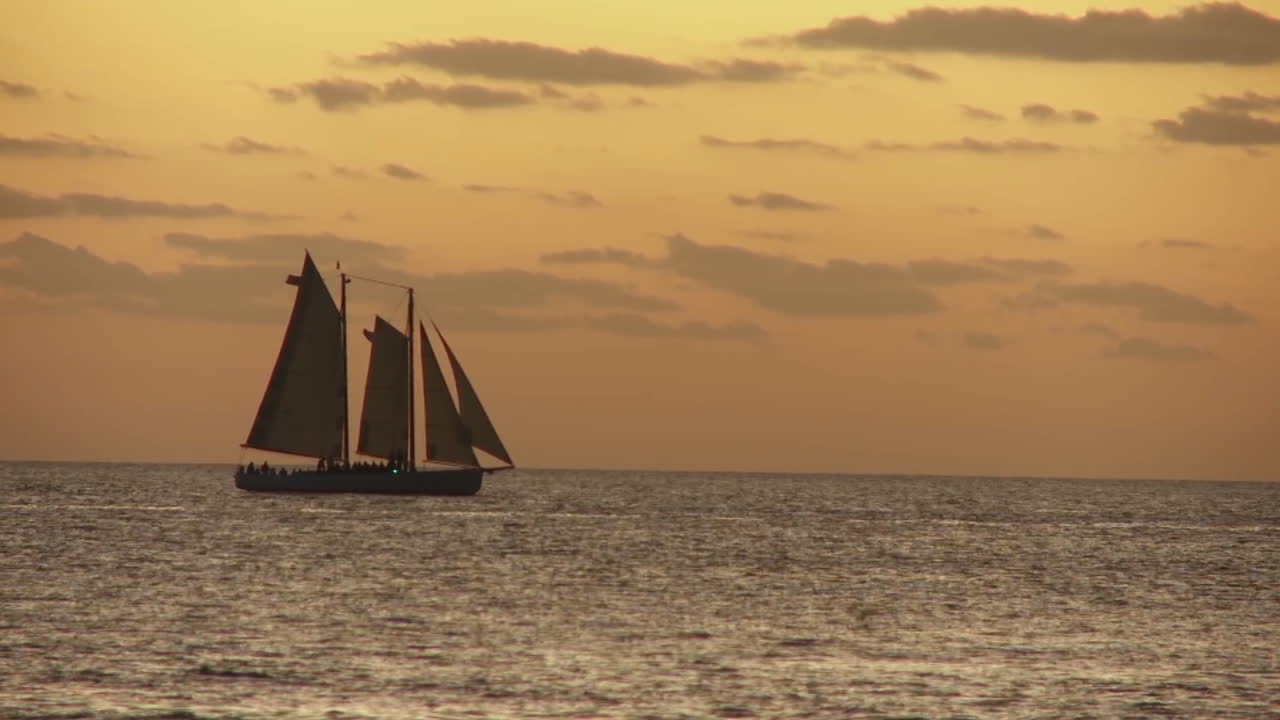 un hermoso velero al atardecer