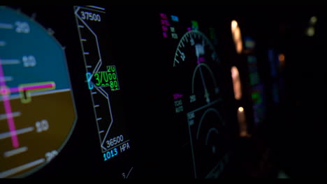 Nahaufnahme-Des-Elektronischen-Fluginstrumentensystems-Efis-Während-Des-Reiseflugs-Im-Dunklen-Flugzeugcockpit