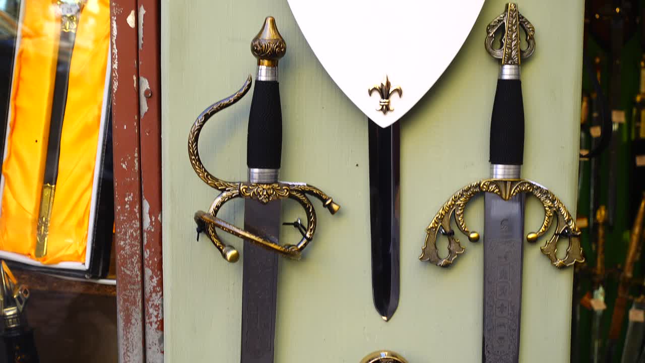 Vetrina di un negozio di armi. Riprese di una vetrina di un negozio di armi. La città di Toledo è da tempo nota per la produzione di coltelli