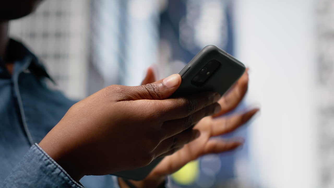 Nærbillede af fodgænger, der skriver tekstbeskeder på sin smartphone