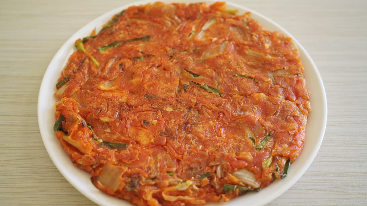 panqueque de kimchi coreano o kimchijeon - huevo mixto frito, kimchi y harina - estilo de comida coreana