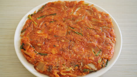 한국 김치 팬케이크 또는 김치전 - 혼합 계란, 김치, 밀가루 튀김 - 한국 음식 스타일