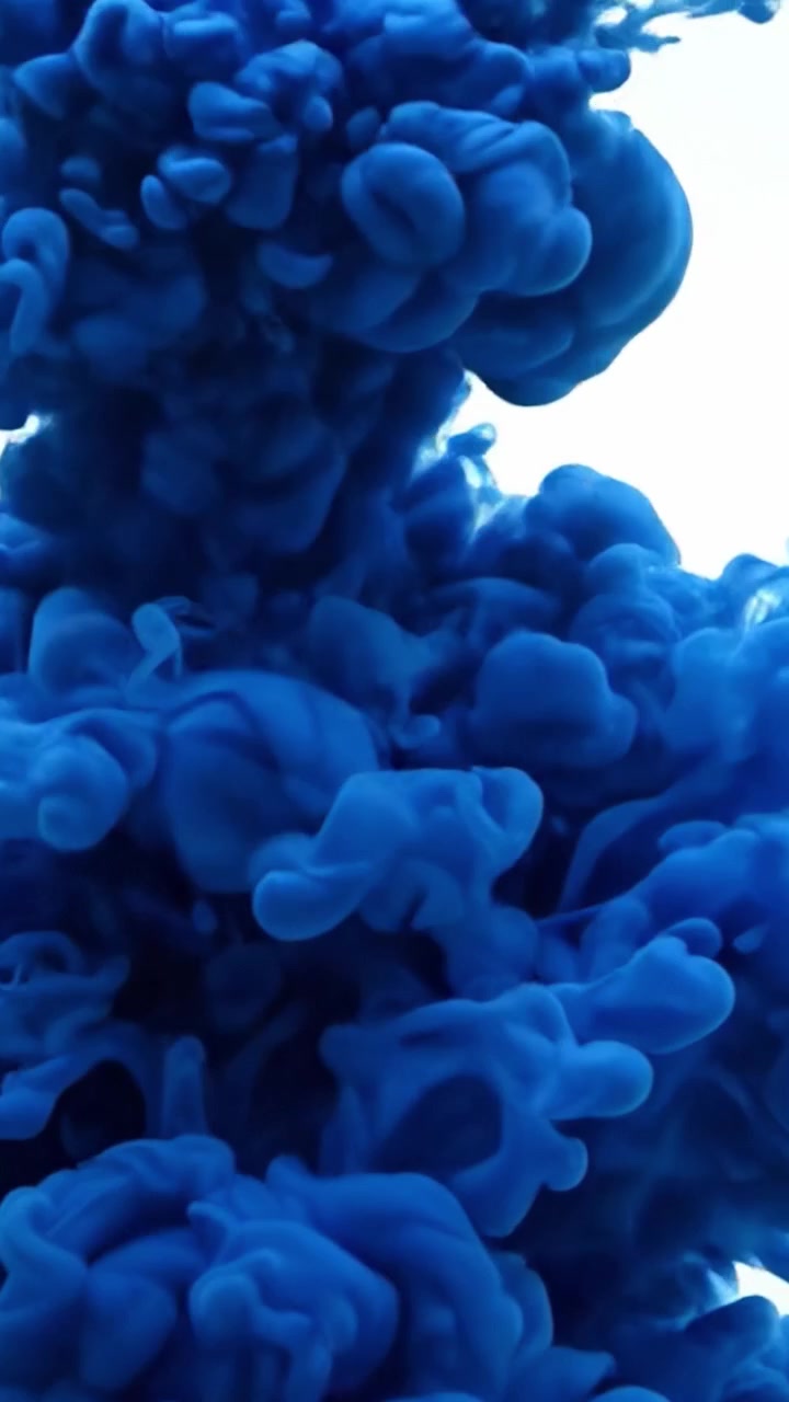 Una Danza Visiva Ipnotizzante di Vortici e Spirali di Inchiostro Blu Brillante Catturati in Primo Piano, che Mostra la Dinamica dei Fluidi e la Bellezza Artistica del Colore in Movimento