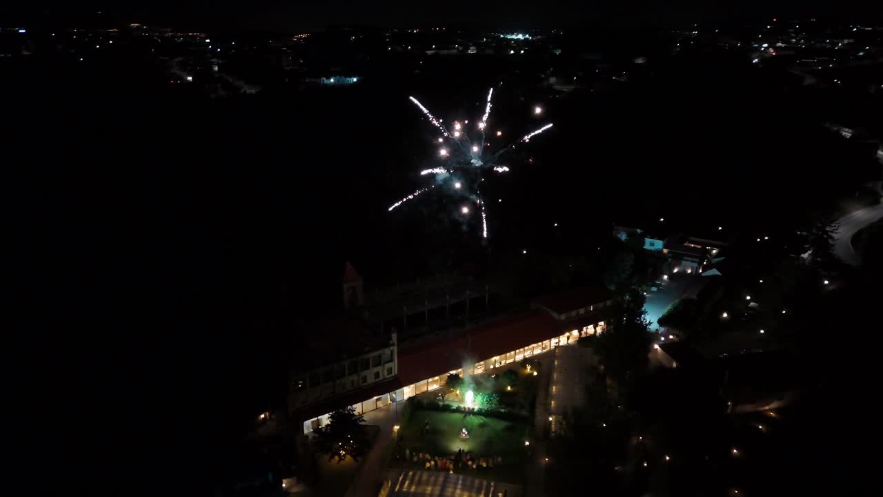 aéreo - castillo y espectáculo de fuegos artificiales de colores por la noche