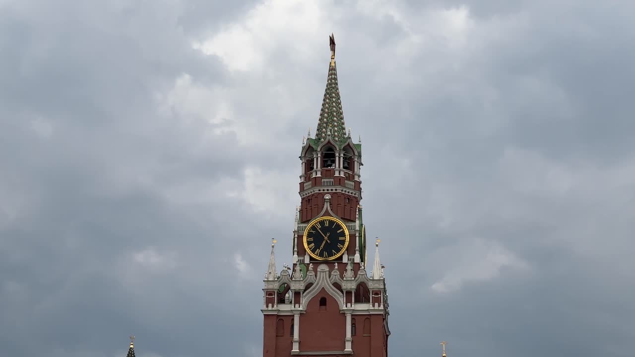 Esta es la verdadera Moscú. La Torre Spasskaya del Kremlin de Moscú (4K60)