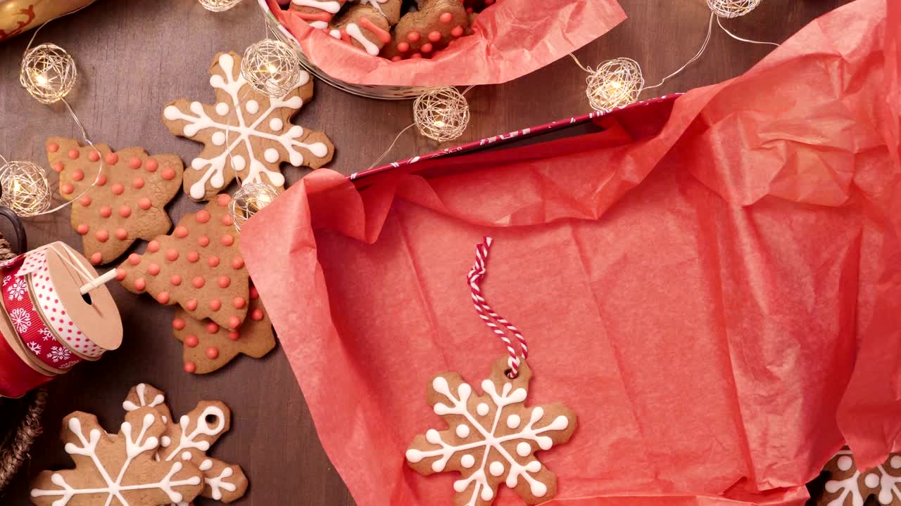 전통적인 집에서 만든 진저브레드 쿠키를 음식 선물로 포장합니다.