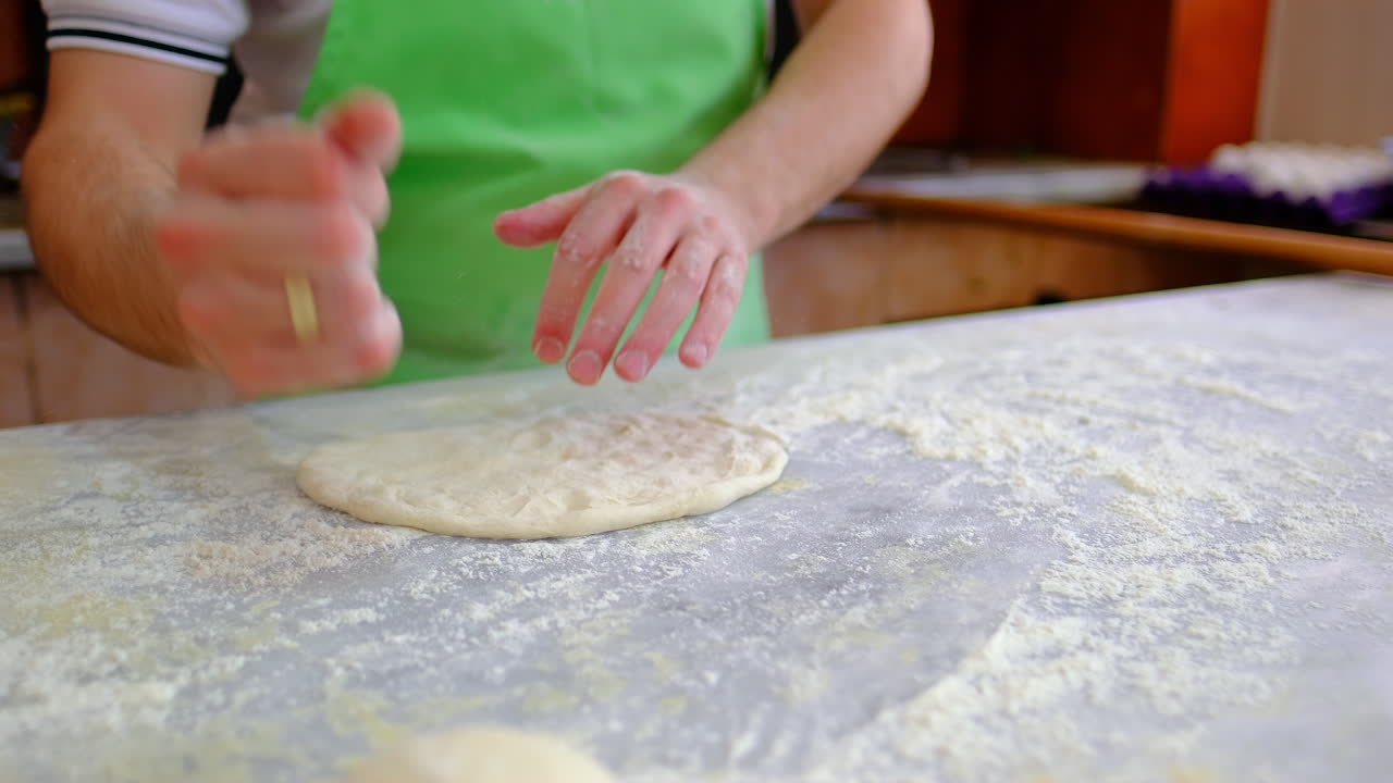 шеф-повар готовит тесто пита.
