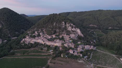 Luftdrohnenaufnahme-Vaucluse-Provence-Seguret-Mittelalterliche-Stadt-Weinberge-Sonnenuntergang-Frankreich