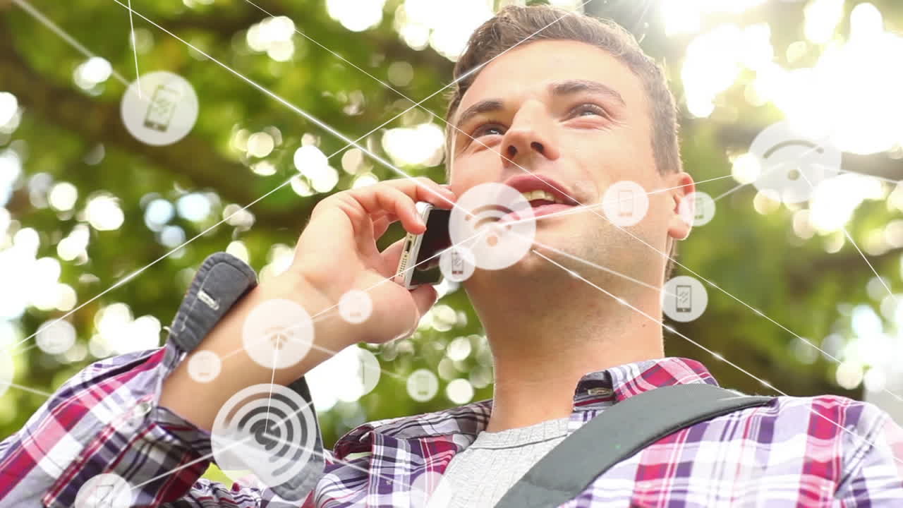 아이콘과 연결된 네트워크를 통해 스마트폰으로 대화하는 백인 남자의 애니메이션