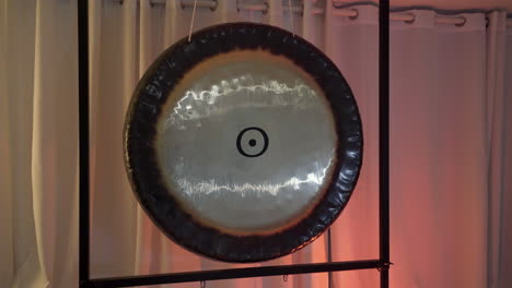 Instrumento-Musical-Gong-De-Cobre-Colgado-De-Un-Marco-En-La-Sala-De-Meditación