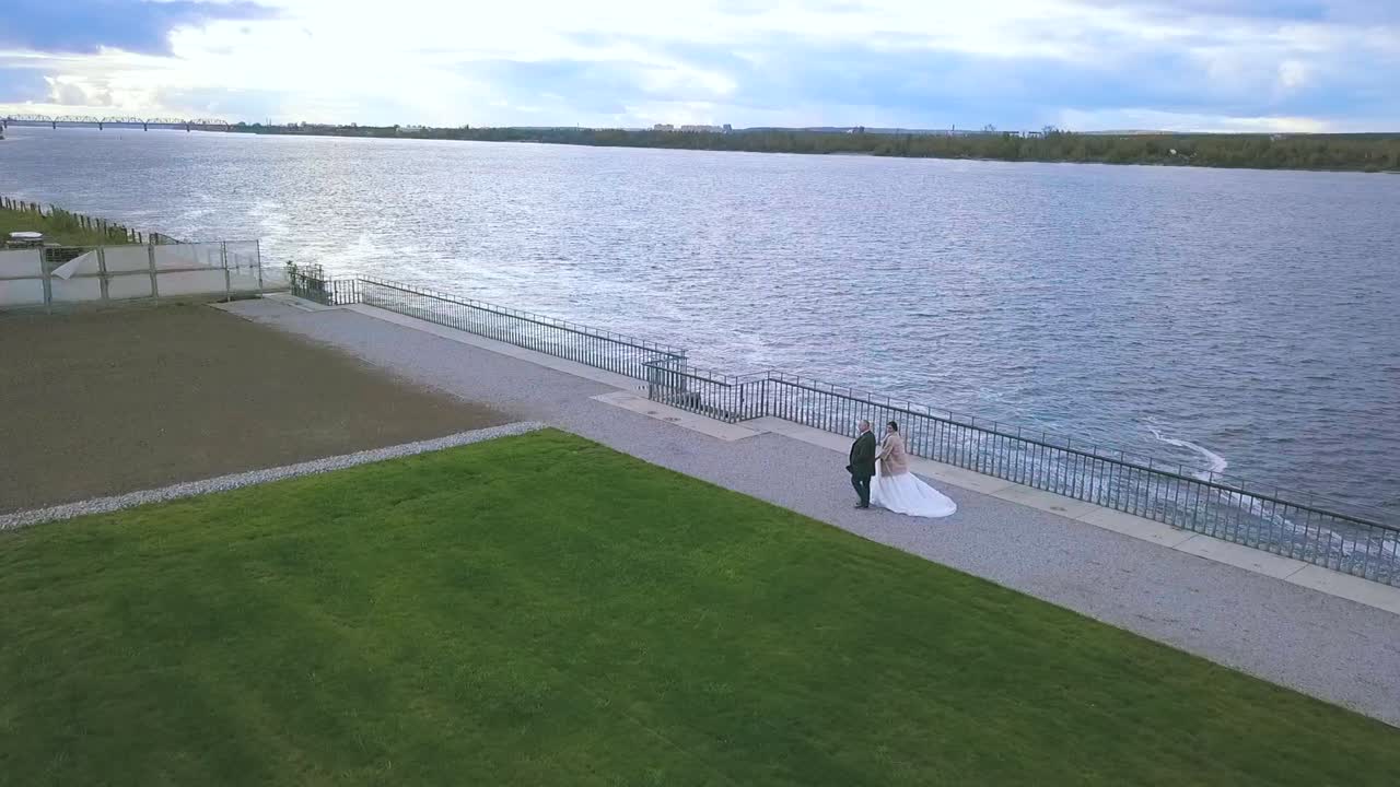 결혼식 도중 강 을 따라 고 있는 부부