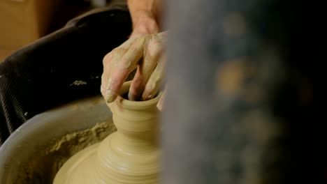 alfarero profesional que trabaja en el taller