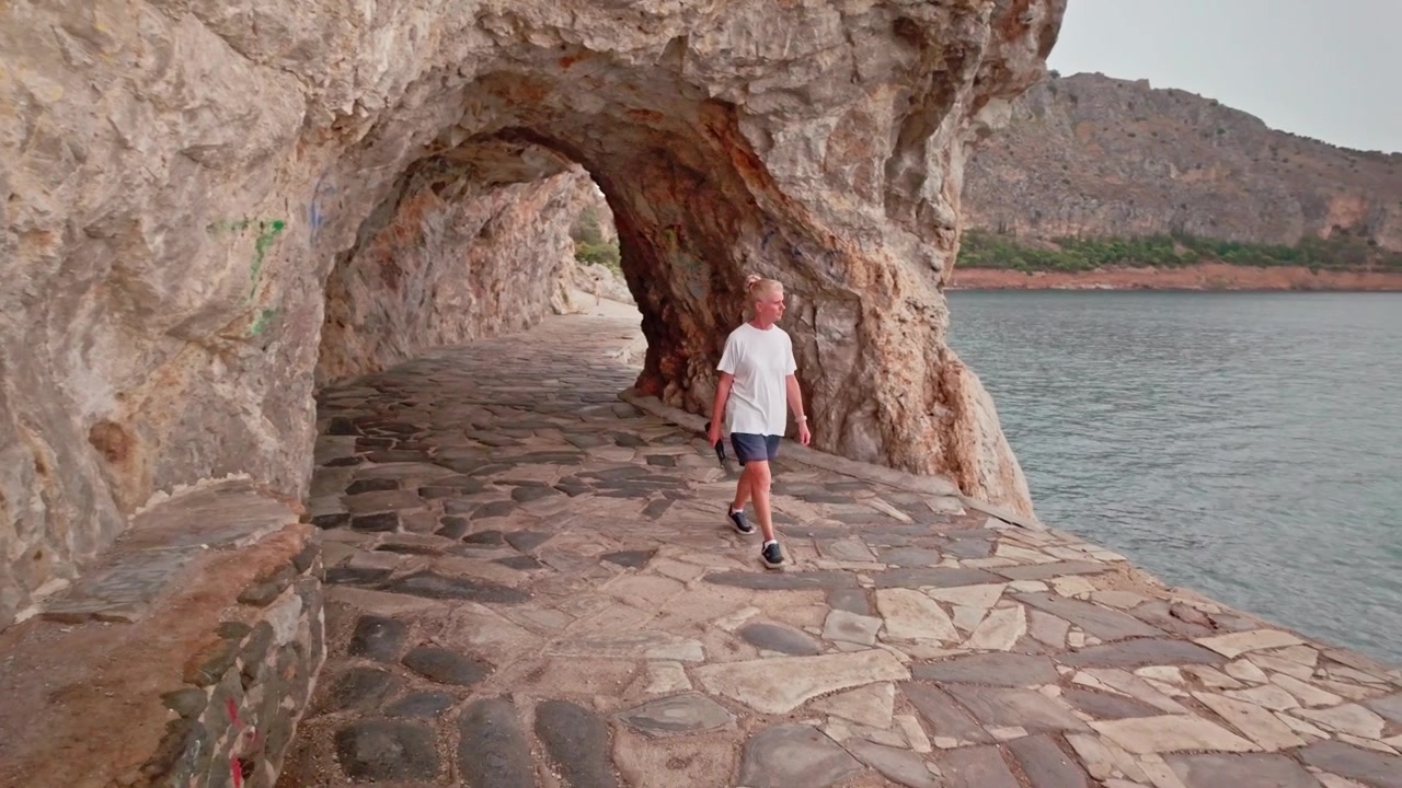 Nafplion'daki Akronafplia gezinti yolunda kıyı patikası kaya kemeri.