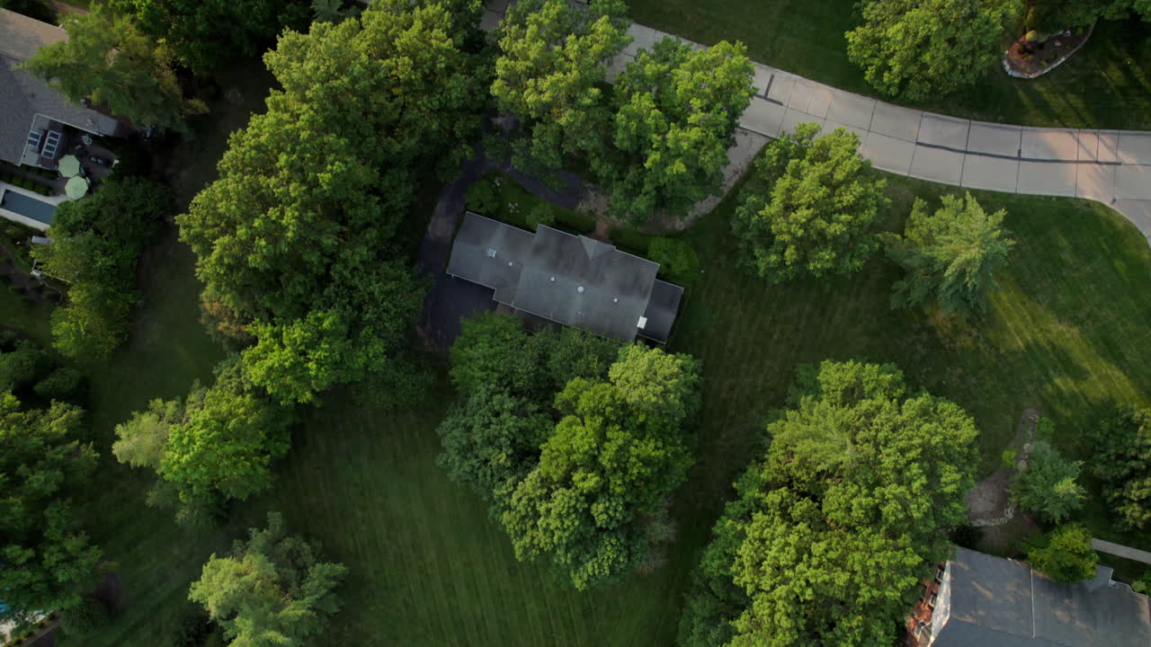 vista de arriba hacia abajo desplazándose por un bonito barrio a la hora dorada