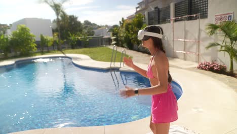 mujer con auriculares vr en la piscina