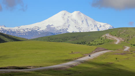 región de elbrus. volando sobre una meseta montañosa. hermoso paisaje de naturaleza. el monte elbrus es visible en el fondo.