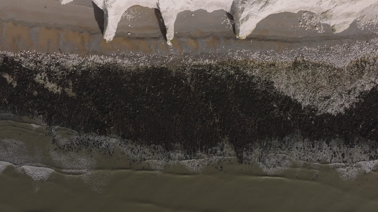 de arriba hacia abajo levantándose tiro aéreo sobre los acantilados de tiza de las siete hermanas