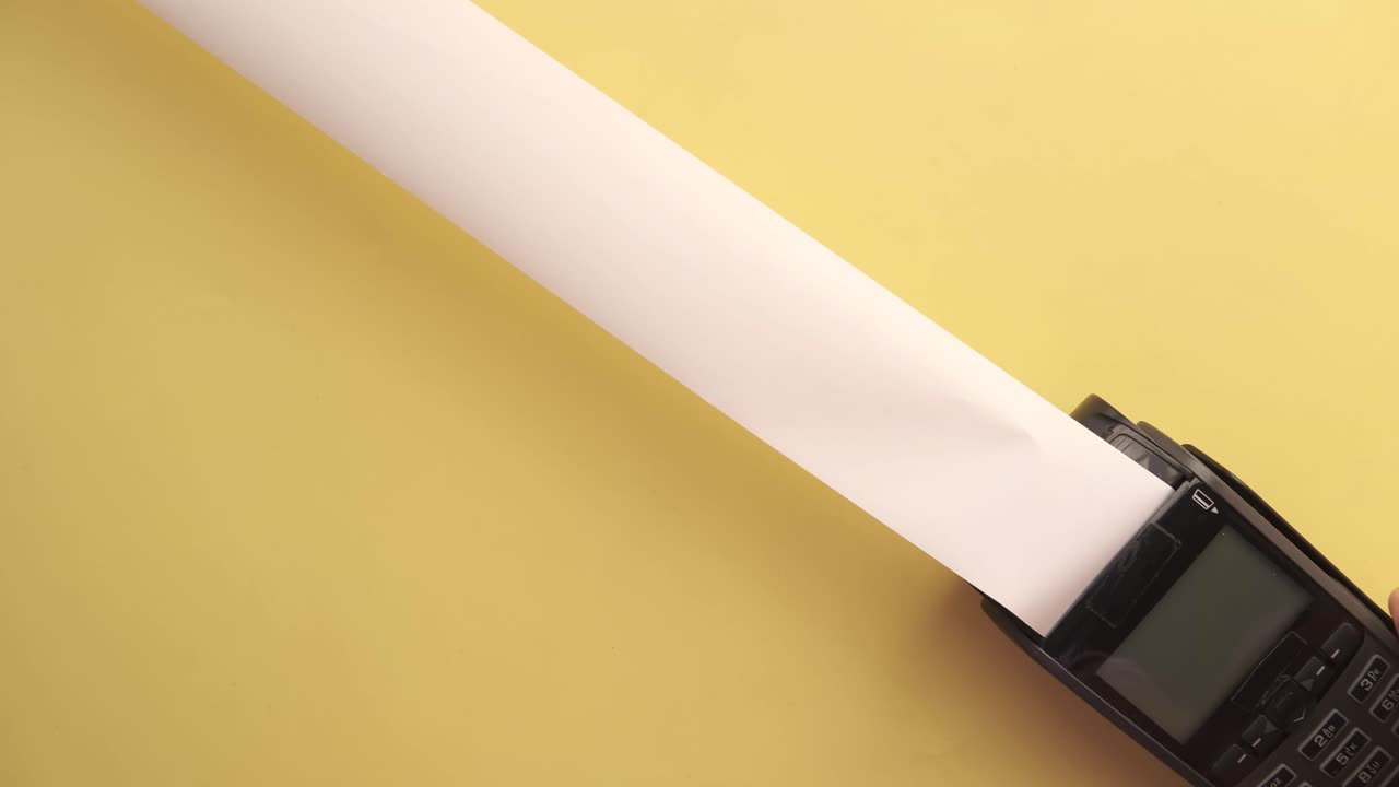 persona que utiliza un terminal de punto de venta para imprimir un recibo