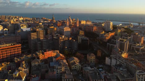 Genua-Stadtzentrum-Häuser-Und-Kirchen-Bei-Sonnenuntergang,-Hafen-Und-Meer-Dahinter