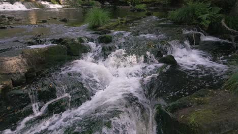 Wildbach-über-Moosbewachsenen-Felsen-Am-Fluss-Anllóns-Im-Refugio-De-Verdes,-Coruña,-Spanien