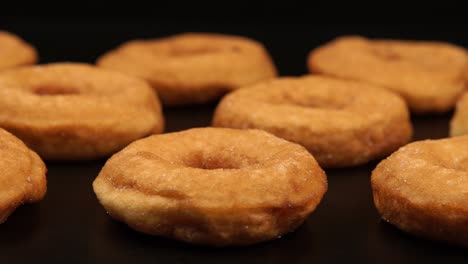 dolly disparado a lo largo de la fila de rosquillas en la mesa negra