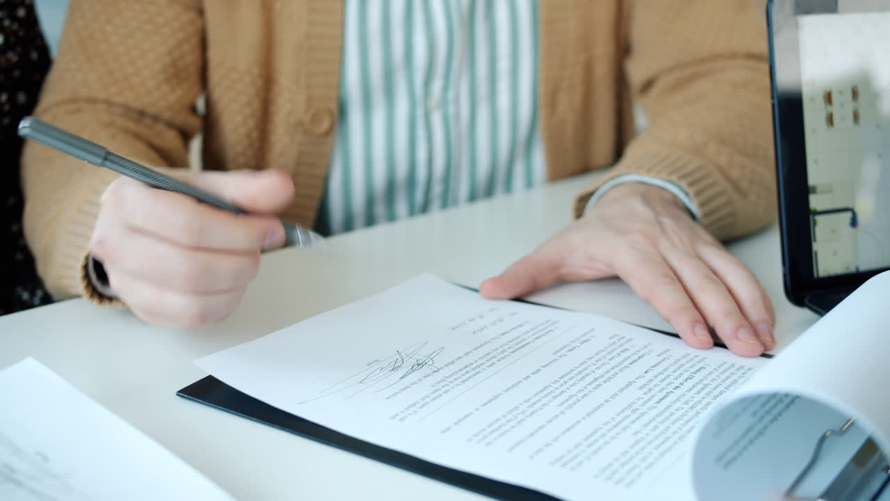 firma de contratos comerciales