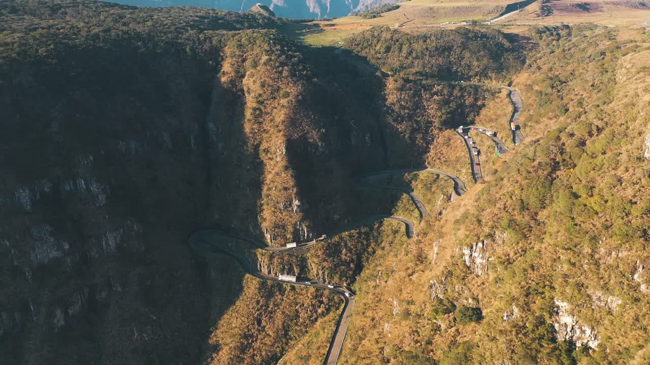 tráfico con automóviles y camiones de la carretera de la selva tropical serra do rio do rastro y las montañas de santa catarina