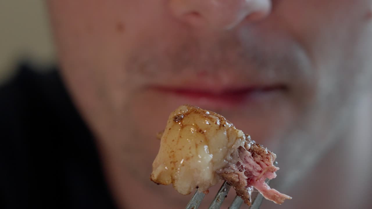 입 근처에 큰 지방 어리를 가진 고기, 흐릿한 배경, 입 열기, 느린 동작으로 이동