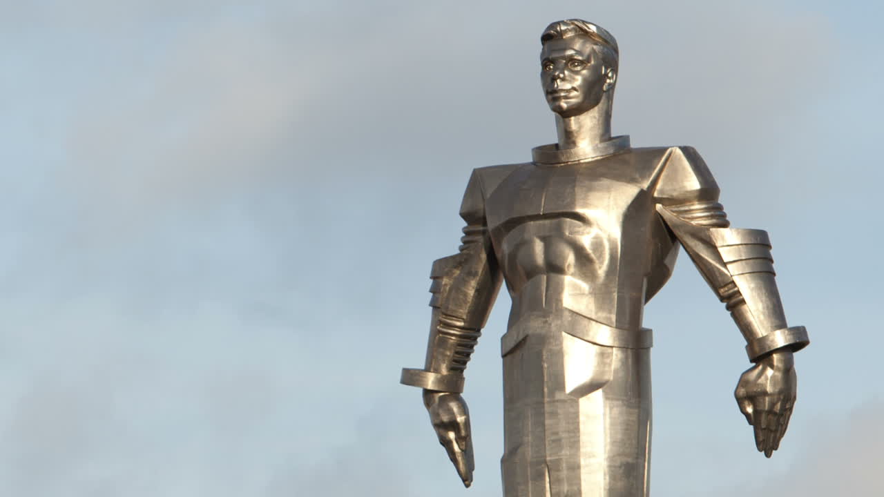 lapso de tiempo de las nubes corriendo detrás del monumento