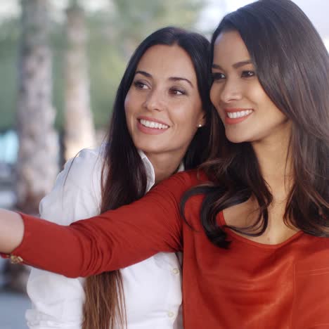 Wunderschöne-Stylische-Junge-Frauen-Posieren-Für-Ein-Selfie